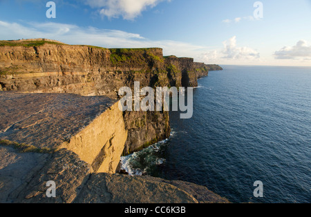 Lumière du soir sur les falaises de Moher, le Burren, comté de Clare, Irlande. Banque D'Images