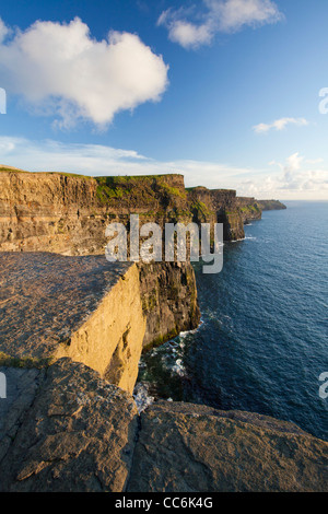 Lumière du soir sur les falaises de Moher, le Burren, comté de Clare, Irlande. Banque D'Images