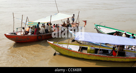 Bateaux en bois traditionnels sur le Gange à Varanassi Banque D'Images