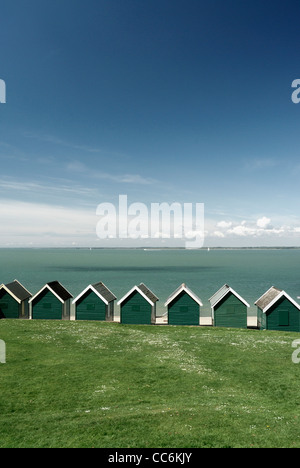 Cabines de plage sur le front de mer à Cowes (île de Wight, Hampshire, Angleterre, Royaume-Uni Banque D'Images