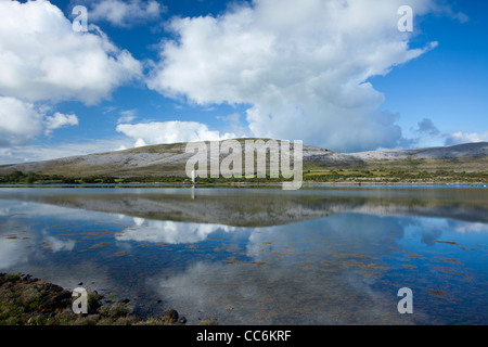 Le paysage calcaire du Burren reflète dans la baie de Ballyvaughan, dans le comté de Clare, Irlande. Banque D'Images