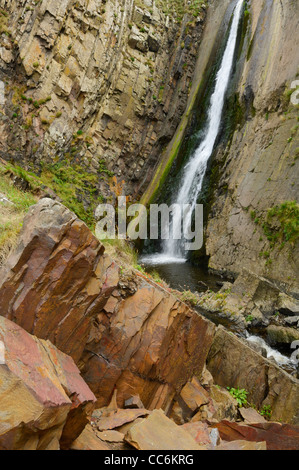 Chute d'eau à l'embouchure de Spekes Mill près de Hartland Quay sur la côte du patrimoine North Devon. Devon, Angleterre. Banque D'Images