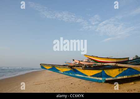 Bateau de pêche colorés DEBOUT SUR LA PLAGE, Puri, Orissa, Inde Banque D'Images