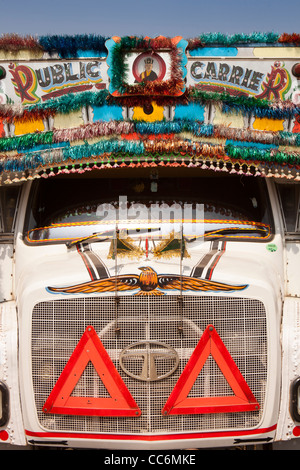 L'Inde, Assam, Balipari, décoration colorée sur l'avant du camion Tata Motors Banque D'Images