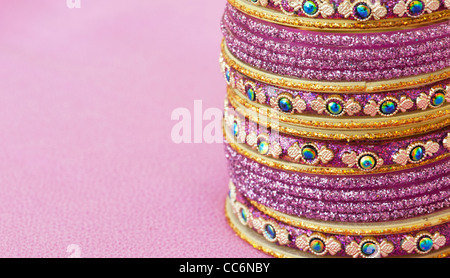 Les Indiens de couleur or rose verre bangles Banque D'Images