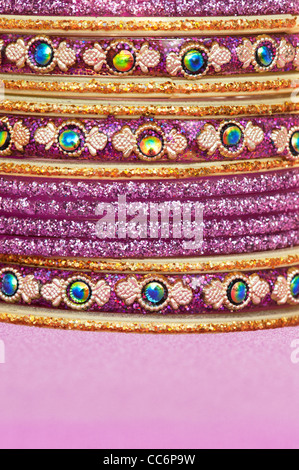 Les Indiens de couleur or rose verre bangles Banque D'Images