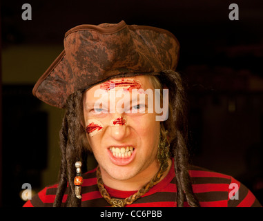 Jeune homme habillé comme un pirate Banque D'Images
