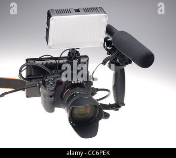 Sony Alpha 77 l'age avec vidéo HD caméra LED feu supérieur, microphone Røde VideoMic, et 7 pouces grand écran HD de cadrage. Banque D'Images