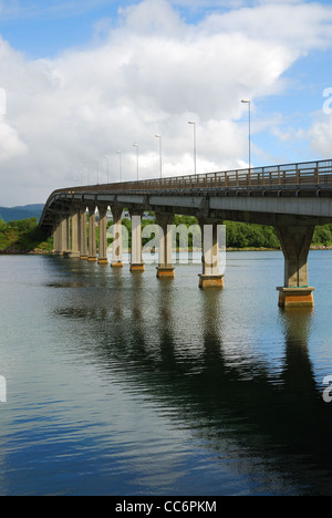 Pont routier sur le fjord. Banque D'Images