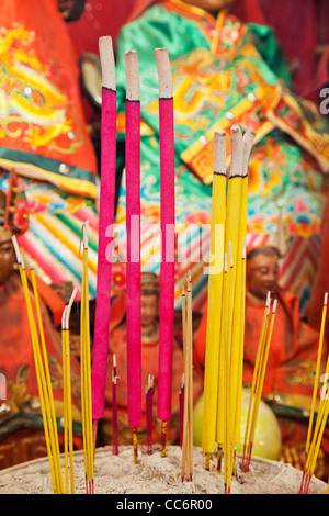 La Chine, Hong Kong, Hollywood Road, l'intérieur du Temple Man Mo, d'Encens Banque D'Images