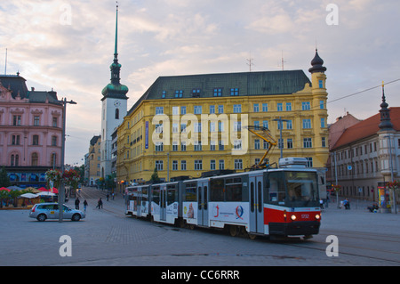 Namesti Svobode square central à la tombée de la ville de Brno Moravia République Tchèque Europe Banque D'Images