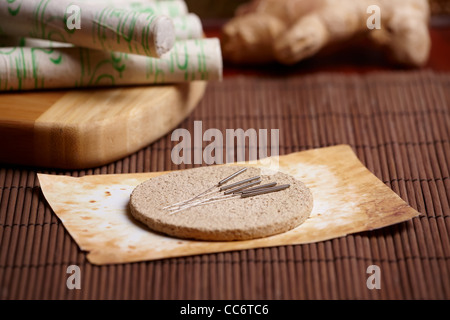 Les aiguilles d'Acupuncture, bâtonnets de moxa et gingembre Banque D'Images