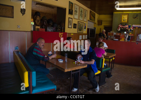 Les habitants de bar à thème communiste le long de la rue Sasinkova Žilina Slovaquie Europe centrale Banque D'Images