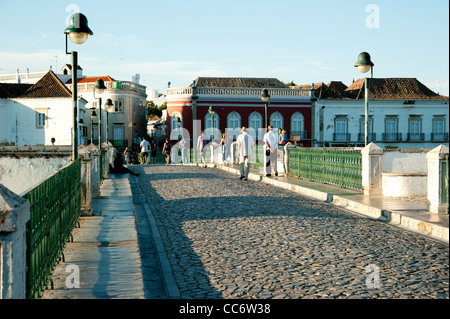 Ponte Romana dans la ville de Tavira, l'Est de l'Algarve, Portugal, Europe. Banque D'Images