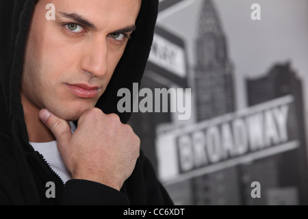 Homme dans un capot, sur Broadway, New York Banque D'Images