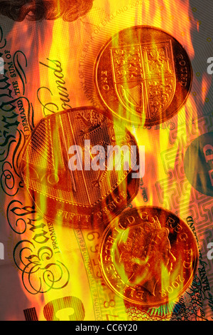 Image Concept de cinq livres sterling remarque et UK de pièces sur le feu avec des flammes orange Banque D'Images