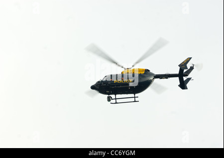 Metropolitan police hélicoptère volant bas, à la recherche de carrière insaisissable dans le nord de Londres, Angleterre, Royaume-Uni l'été 2011. Banque D'Images