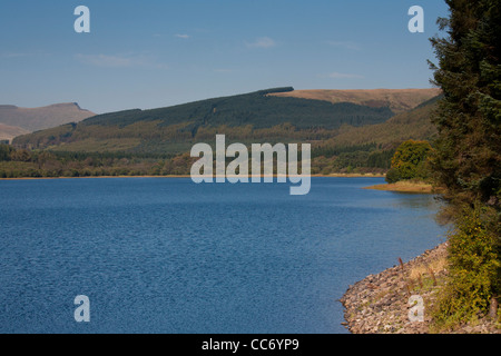 Une vue de la montagne Brecon Beacons, un jour ensoleillé de Pontsticill resevoir Banque D'Images