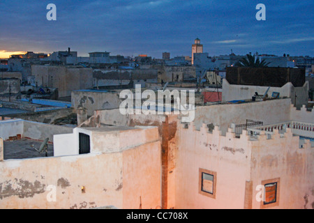Vue sur les toits d'Essaouira après le coucher du soleil, le Maroc. Banque D'Images