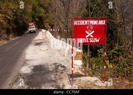 L'Inde, de l'Arunachal Pradesh, district Kameng Ouest, région sujette aux accidents, panneau d'avertissement sur la route à travers les contreforts de l'himalaya Banque D'Images