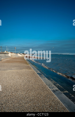 Nouveau mur de défense de la mer de défense contre les inondations de Dymchurch Kent UK promenades côtières Banque D'Images