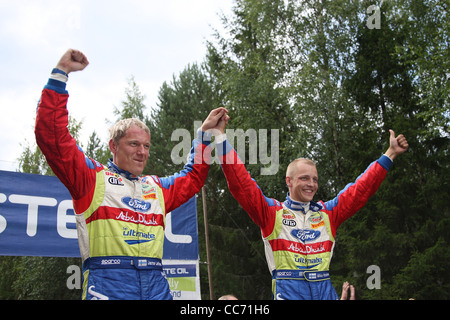 Mikko Hirvonen/Jarmo Lehtinen célébrant la victoire en rallye de Finlande 2009 Banque D'Images