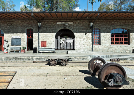 Ancienne gare ferroviaire de Oaxaca maintenant utilisé comme railroad museum avec divers matériel roulant ancien affiche sur les voies non utilisées au Mexique Banque D'Images