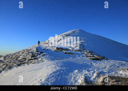 Walker près du Ben Lomond en hiver Banque D'Images