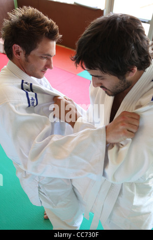 Pratique Le judo hommes Banque D'Images