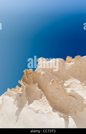 Plan vertical, Close up d'Inselberg contre ciel bleu dans le désert blanc, Farafra Oasis, Egypte Afrique Banque D'Images