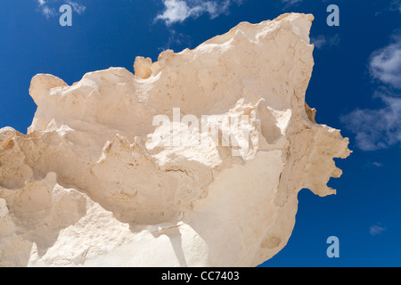 Close up of Inselberg contre ciel bleu et fins nuages dans le désert blanc, près de Farafra Oasis, Egypte Afrique Banque D'Images