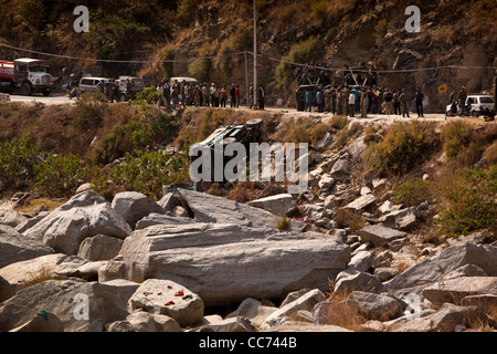 L'Inde, de l'Arunachal Pradesh, Tenga, cantonnement de l'armée ethiopiennee sur le côté sur des roches ayant crashed off road à Bomdila Banque D'Images