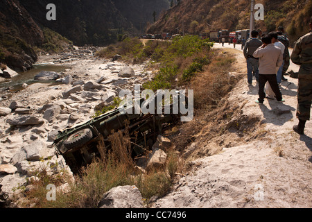 L'Inde, de l'Arunachal Pradesh, Tenga, cantonnement de l'armée ethiopiennee sur le côté sur des roches ayant crashed off road à Bomdila Banque D'Images