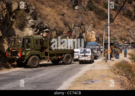 L'Inde, de l'Arunachal Pradesh, Tenga, Cantonnement de récupération Récupération camion de l'armée s'est écrasé au large de véhicules route de Bomdila Banque D'Images