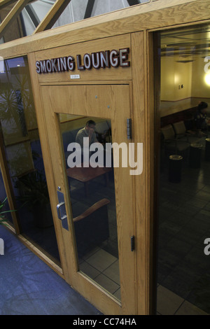 Salon de l'aéroport la cigarette fumée zone fumeur Cincinnati Banque D'Images