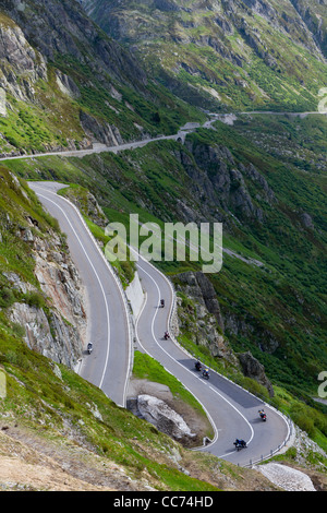 Route avec des virages serrés à Susten pass en haute montagne alpine, Suisse Banque D'Images