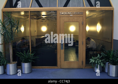 Salon de l'aéroport la cigarette fumée zone fumeur Cincinnati Banque D'Images