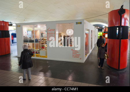 Paris, France, la publicité inhabituelle Furniture Shopping, magasin de meubles Ikea, l'installation, à Paris, Métro Station Auber Banque D'Images