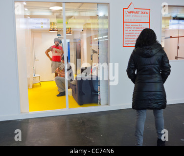 Paris, France, la publicité inhabituelle Shopping, magasin Ikea, l'installation, à Paris, Métro Station Auber. Mobilier International prêt à assembler comapany, plus grand détaillant de meubles, Showroom Banque D'Images