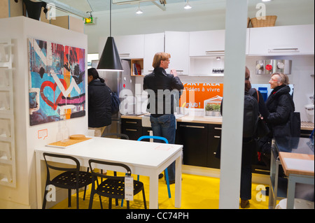 Paris, France, Publicité insolite Meubles Shopping, Ikea mobilier intérieur, IKEA clients Appartement installation, à Auber Station. International prêt à assembler entreprise de meubles, le plus grand détaillant de meubles au monde Banque D'Images