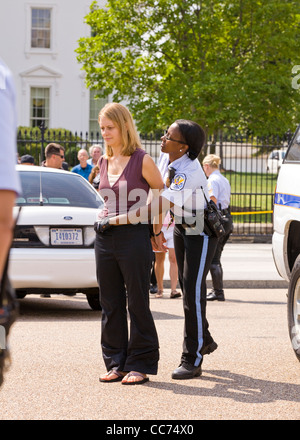 Une des femmes se manifestant un pat vers le bas en face de la Maison Blanche - Washington, DC USA Banque D'Images