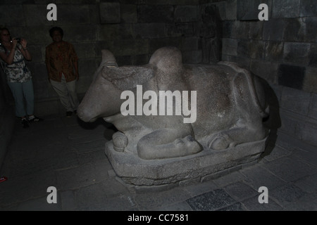 Touristes statue de vache près de temple hindou de Prambanan Central Java Indonésie Yogyakarta Banque D'Images