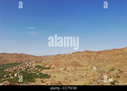 Le Yémen, à l'intérieur des terres, vue aérienne de route de campagne menant à travers montagne avec la vue de maisons entourées d'arbres Banque D'Images