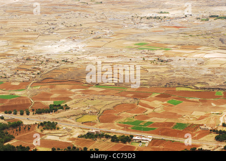 Le Yémen, Kowkaban, vue aérienne des champs agricoles, jachères, patchwork paysage avec montagnes en arrière-plan Banque D'Images