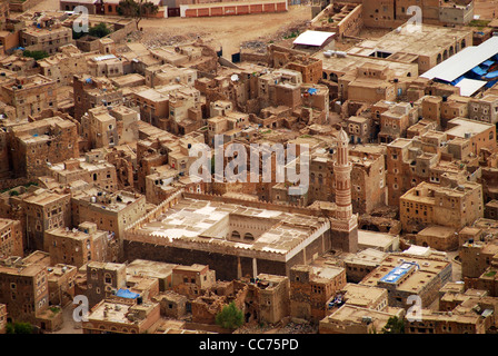 Le Yémen, Kowkaban view de la congestion des maisons d'arbres en arrière-plan Banque D'Images