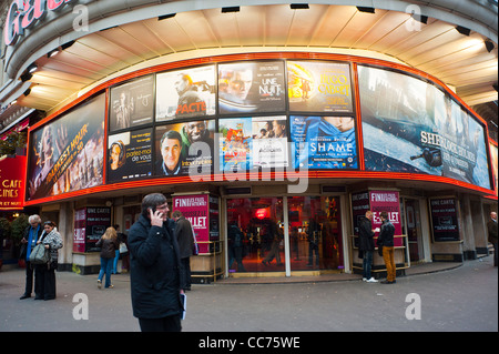 Paris, France, homme debout devant le Marquee du cinéma français, « Opéra de Gaumont » avec affiches de cinéma, publicité commerciale, entrée, affiches de cinéma vintage (photo vintage) Banque D'Images