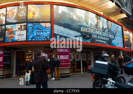 Paris, France, Front of French Movie Theatre Marquee, « Gaumont Opera », affiche grand film, affiches cinéma « Sherlock Holmes », panneau de cinéma, entrée du cinéma, panneau d'affichage, panneau d'affichage Banque D'Images