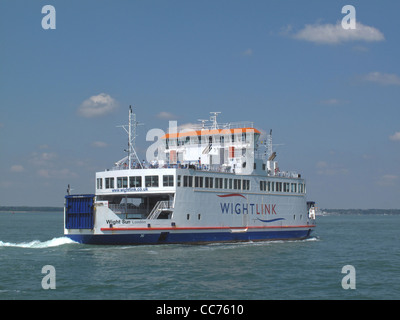 La Wight Link Car-ferry traversant le Solent de Lymington à Yarmouth Banque D'Images