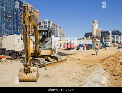 Une pelleteuse chenille parqué dans un site de construction urbaine - USA Banque D'Images