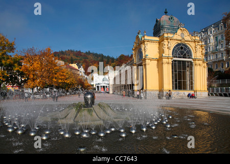 L'Europe, République tchèque, Marianske Lazne. La fontaine chantante avec Colonnade à l'arrière-plan Banque D'Images